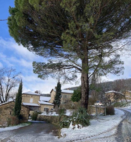 Hameau-sous-la-neige-scaled